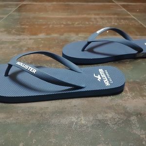 👋 OFFERS? 👀Navy Hollister Flip Flops 😍